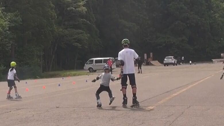 インラインスケートを始めた頃の橋本さんと高橋ヘッドコーチ