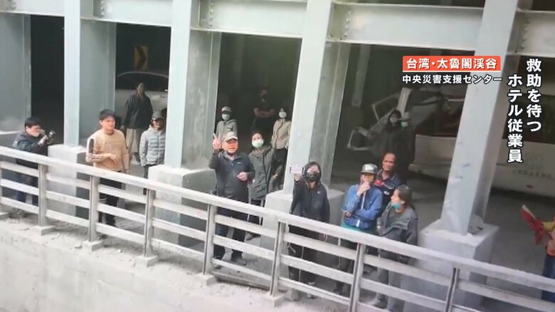 カメラに向かって手を振る、救助を待つ人々