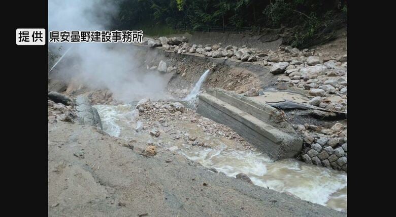 崩れた橋（提供：県安曇野建設事務所）