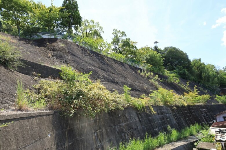 三木城の北側は断崖。直下を川が流れ容易に近づけない