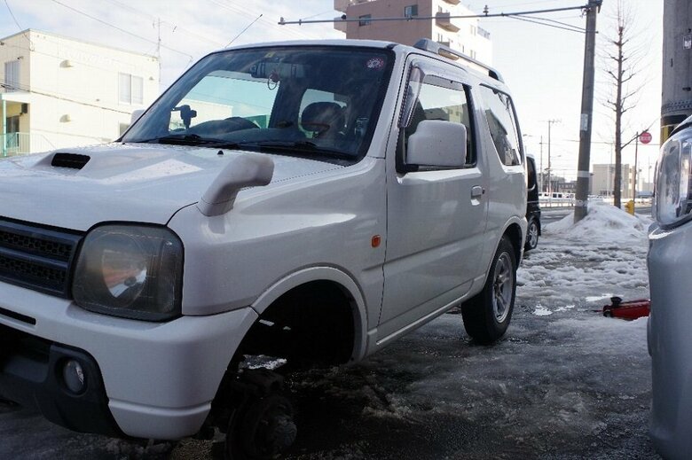 左前輪が脱輪した軽乗用車（提供：道警）