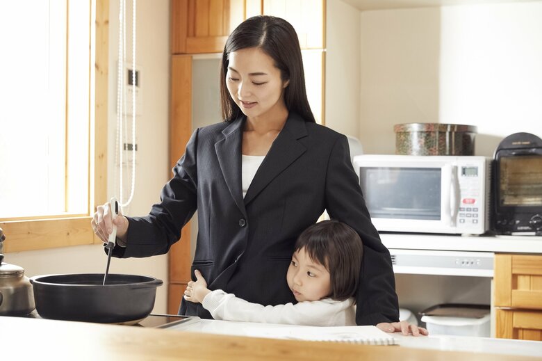 料理中は手が離せない…（画像はイメージ）