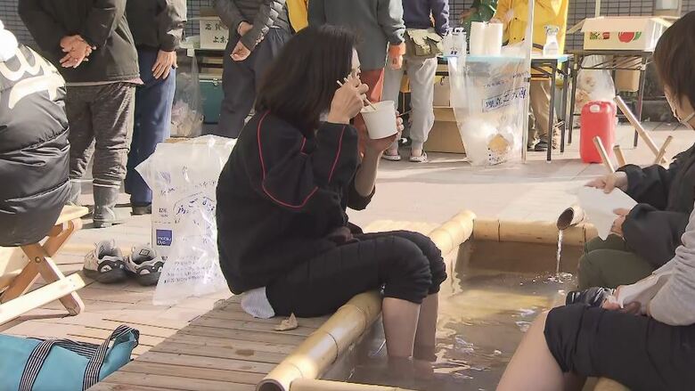 避難所で生活する人