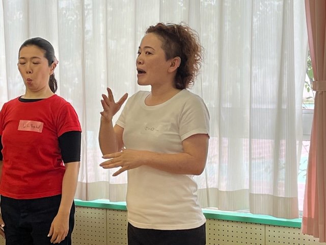 授業の総合プロデューサーの大橋弘枝さん（右）
