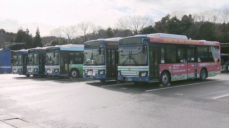 待機エリアに整列する複数の路線バス