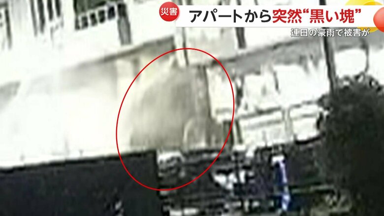 アパートから滝のように吹き出す黒い塊（IHA）
