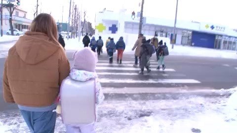 登校に付き添う母・優子さん＝仮名＝（写真左）。ピンク色のランドセルは樹さんが選んだ