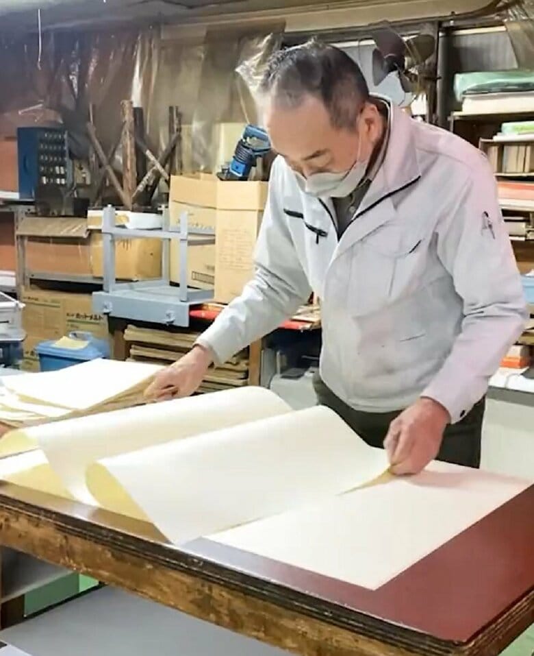 束見本用の紙を折りたたんでいく様子