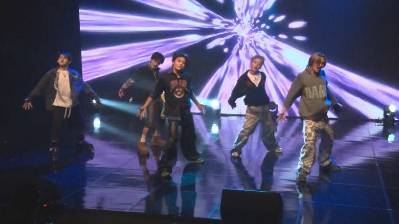 デビューショーケースのステージに立つ1VERSEのメンバー　2025年7月18日　ソウル・江南