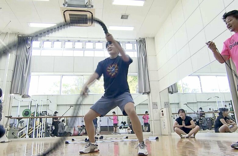 バトルロープトレーニングで全身の筋肉を鍛える岩井明愛