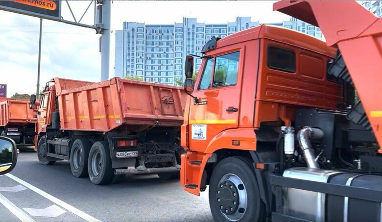 モスクワ南部の道路に連なって待機するトラック。ワグネルの進軍に備えた（2023年6月）