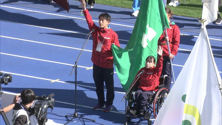 選手代表宣誓をする松本裕哉選手、加藤凜香選手