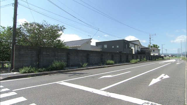 当時の面影を残すのは「厩舎団地」の壁の一部のみに
