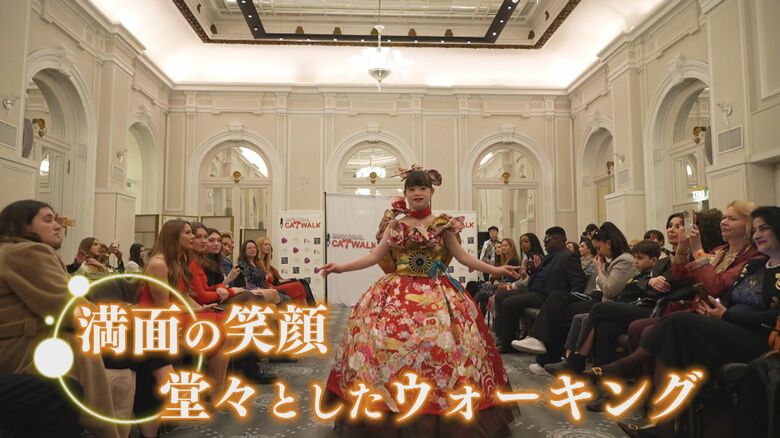 堂々としたウォーキングを披露