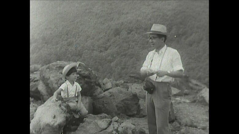 昭和40年（1965年） 小浅間山を登られる5歳の陛下（長野・軽井沢町）