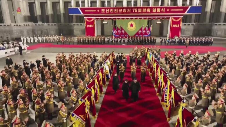 「朝鮮人民軍創建75周年を祝う盛大な軍事パレード映像」の1シーン⑰