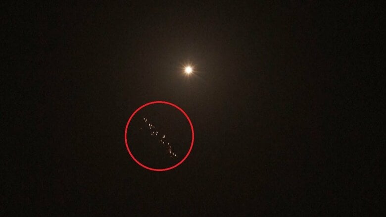 イスラエルの上空でイラン弾道ミサイルから発射されたクラスター