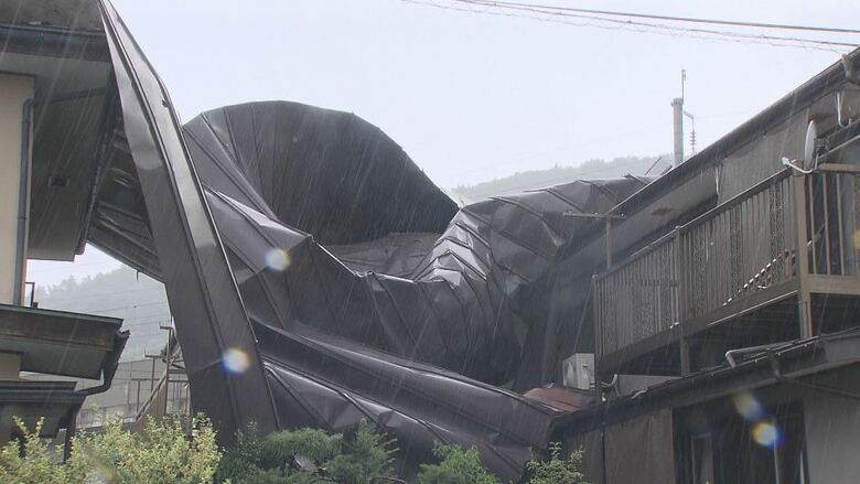 アパートの屋根が吹き飛ぶ