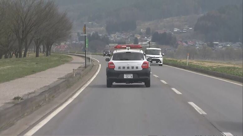 クマを警戒するパトカー