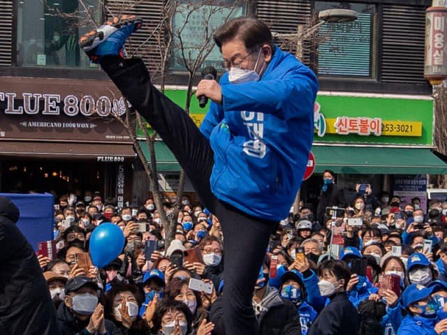 集会で「キック」のパフォーマンスを見せる与党「共に民主党」の李在明候補