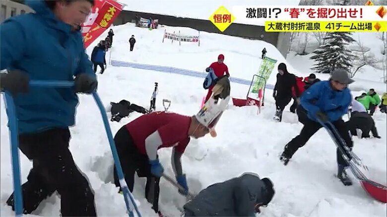 スタート同時に一斉に雪を掘り出す参加者たち