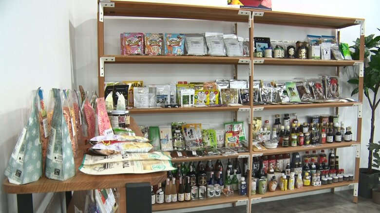 展示されたサンプル品 焼酎から干し椎茸まで多彩な商品が並ぶ