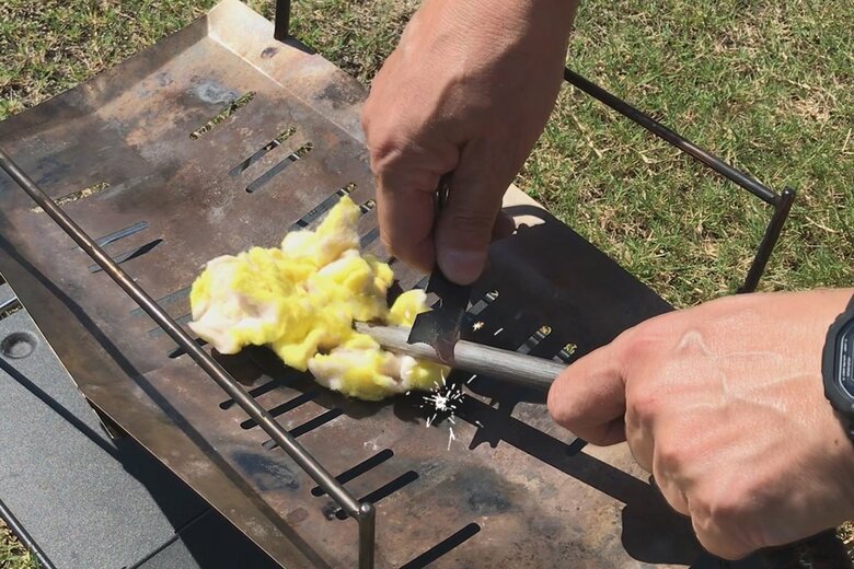 ファイヤースターターで着火（提供：西染工）