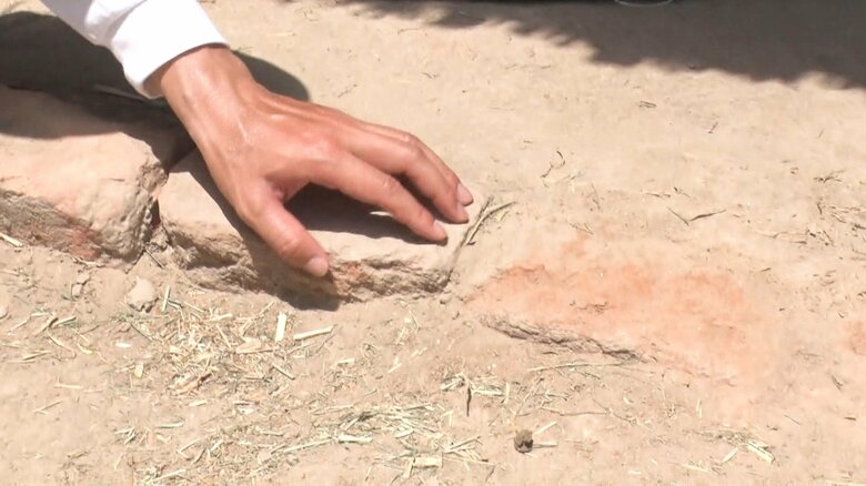 足元にはわずかにレンガの家があった痕跡が