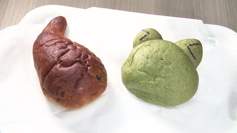 「ホテルショップ＆ペストリーパセオ」の「おたまじゃくしアンパン」（230円）と「かえるカレーパン」（270円）