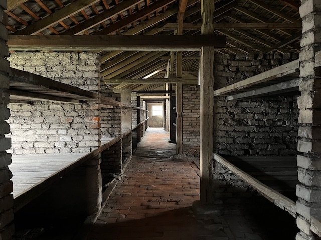 収容バラックにある寝台。一台に6，7人が板に敷かれた藁の上で寝ていた