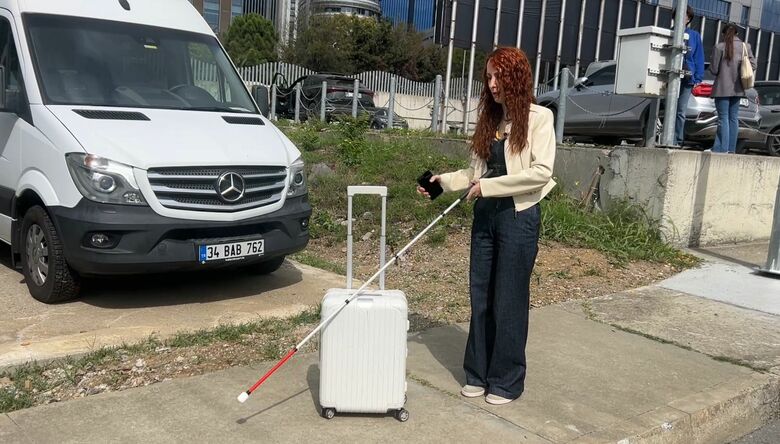 通常のつえでスマホを使おうとすると荷物が手から離れることも