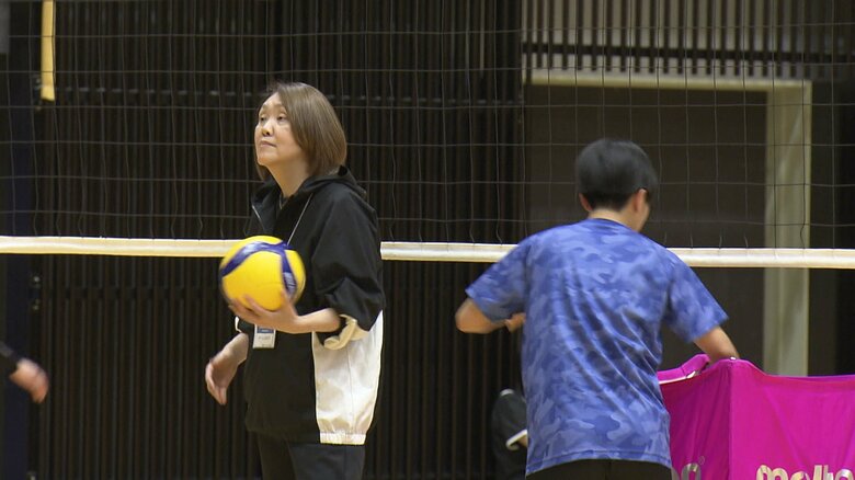 出野久仁子監督が指揮を執る