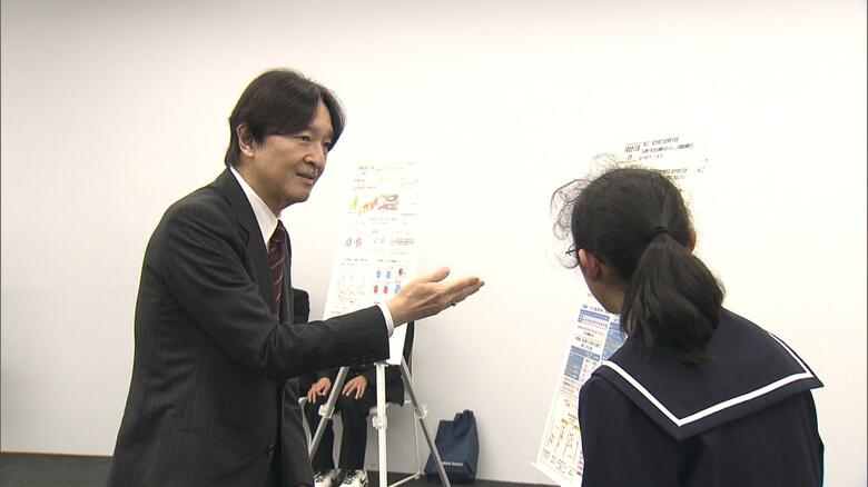 横川眞子さんと懇談される秋篠宮さま