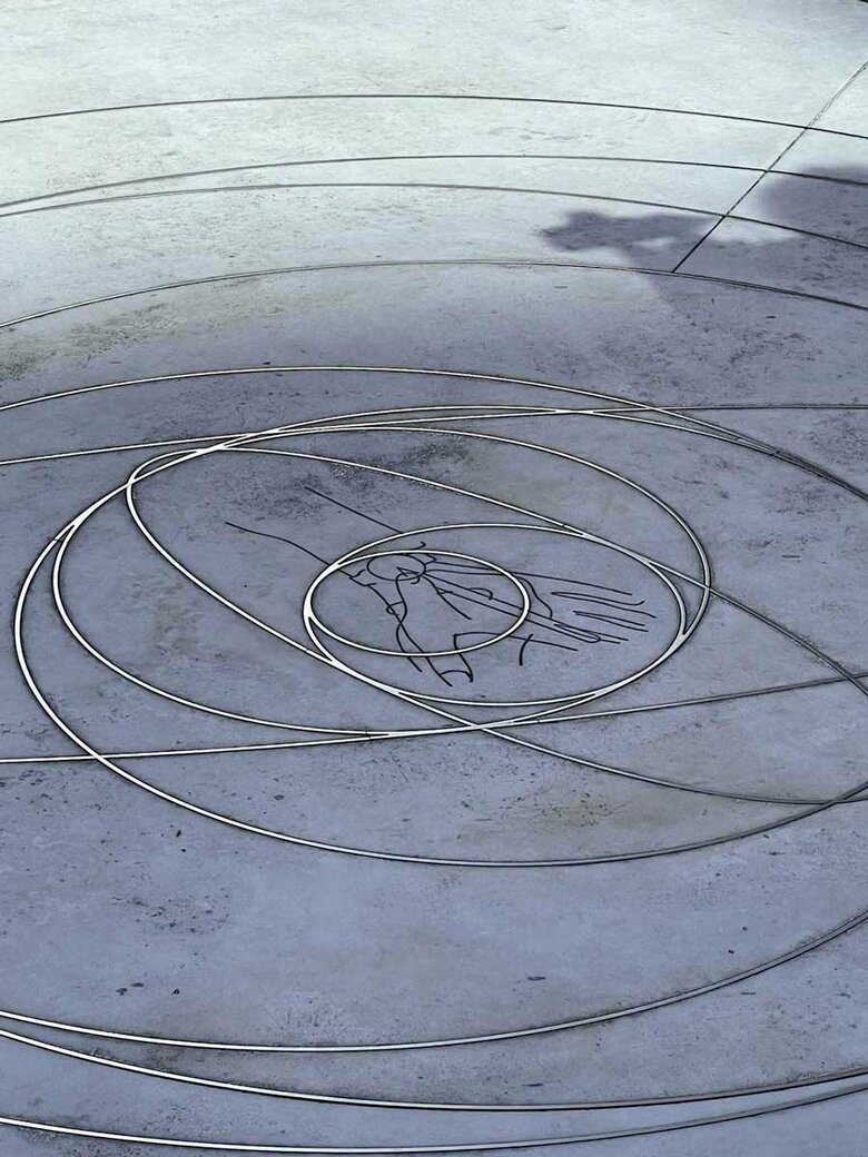 人の手に巻かれた腕時計とその時計の２本の針の先端に突きつけられた鉛筆