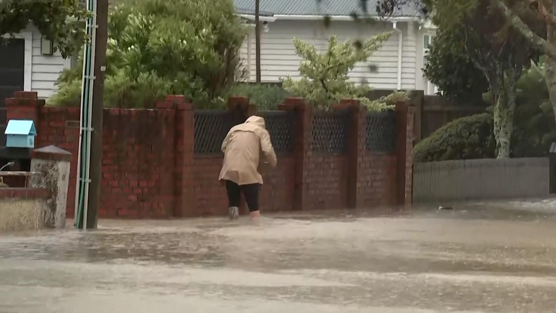 ニュージーランド豪雨で洪水…橋も一部崩落　倒木が住宅の屋根突き破る　イギリスでは歴史ある街が冠水　フランスは90万世帯停電