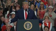 トランプ大統領、中間選挙で「不正投票」の通報呼びかけ 　「有罪」なら通報者に100万ドル