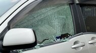 冠水した車からの緊急脱出方法。「脱出用ハンマーの安全な使い方」と「ヘッドレストで窓を割る」を専門家が実演解説