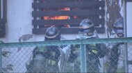 「震えが止まらない…」建物の窓から火が噴き出す 住宅地で火事 空き家か 3時間後に鎮火 けが人なし
