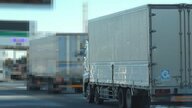 【悪質】走りながら“親トラック”探す…ETCで前の車にぴったり通過「カルガモ走行」支払い逃れる手口