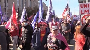 トランプ氏支持者が大規模集会 バイデン氏はサイクリング