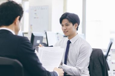 若手社員が経営幹部に“逆指導”? 若手から学ぶ研修制度導入の狙いを住友化学に聞いた