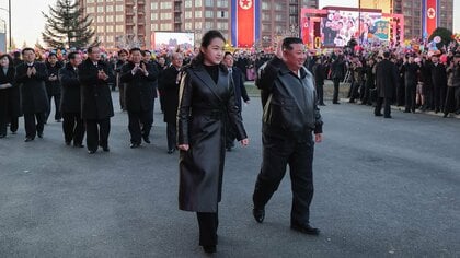 北朝鮮・金正恩総書記が後継者娘のジュエ氏とともに住宅建設完成式に出席　党大会前に内政面の成果をアピールか