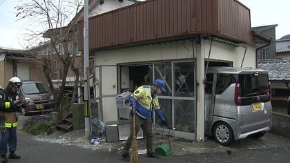【衝撃】軽乗用車が住宅に突っ込む　80代の男性「アクセルとブレーキを踏み間違え」か【長崎発】