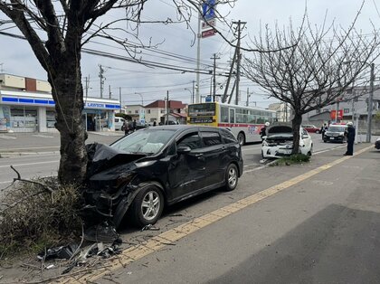 【速報】交差点で交通事故…車が街路樹に_ 運転手の50代男性が意識不明の重体〈北海道函館市〉