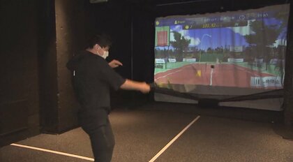 一人で練習できるテニスシミュレーターが銀座に誕生！反応型AI相手に上級者にはフェデラーのボールまで…