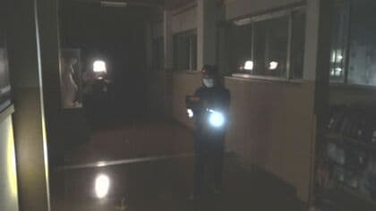 夜の小学校で「探検ツアー」骸骨にびっくり、ドラキュラ登場!?　コロナ禍の児童に楽しい時間を…先生が奮闘【長野発】