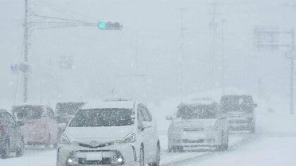 視界が突然真っ白に！？冬の運転は「ホワイトアウト」に要注意…発生しやすい3つの場所と遭遇時に“してはいけないこと”