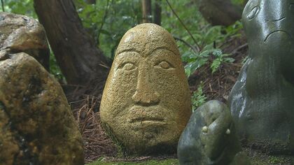 天然石　人面石　アート　ストーン 山奥の神社に60体以上の“人面石”!? 真相を探ると…｢作ったのは先代の