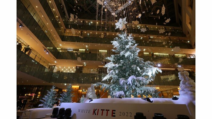 KITTEに出現した巨大クリスマスツリー