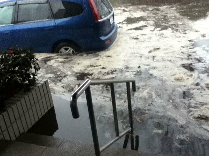 2011年3月11日に撮影した病院の正面玄関。玄関先まで津波が押し寄せた(提供:真壁病院)